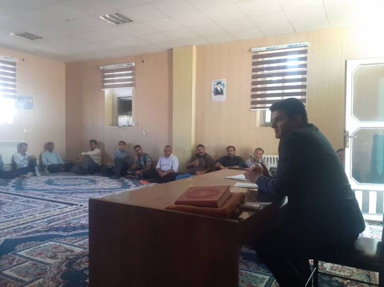 برگزاری کلاس آموزشی بیماری‌های مشترک و واگیر دامی با محوریت تب برفکی در دره‌شهر